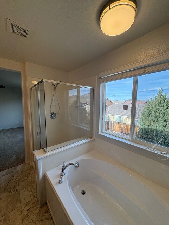 Foto del edificio - Freshly painted  5 bedroom 3 bath home