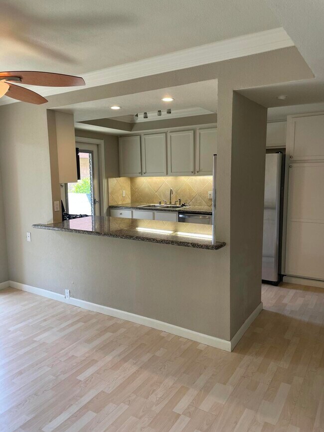 Building Photo - 400 S Sunrise Way