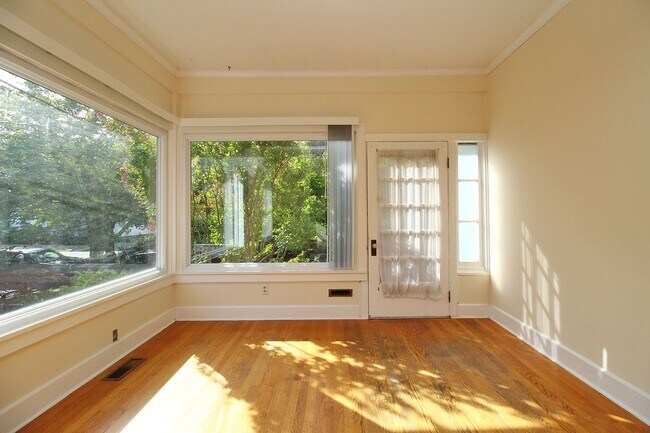 Building Photo - Fantastic Inner-East Portland 2+ Bedroom B...