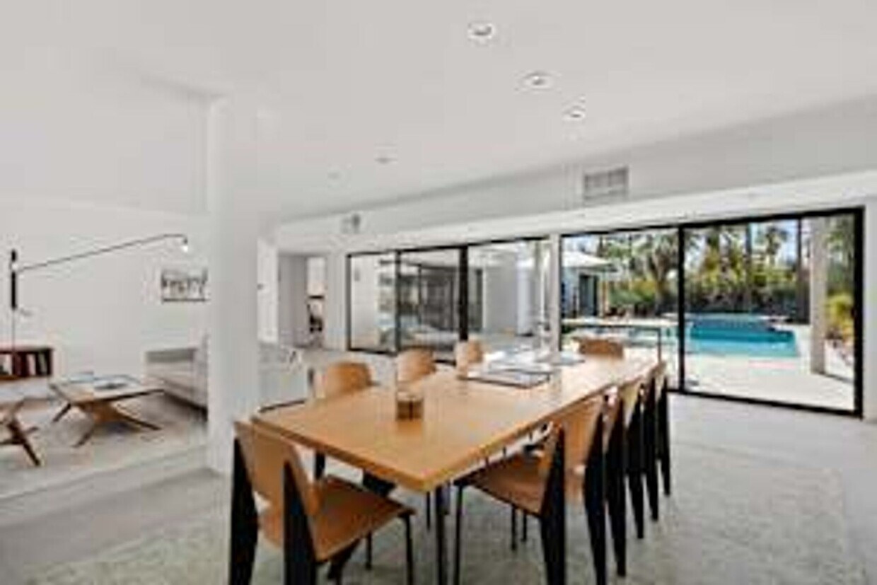 Foto principal - 5 bedroom 5 bath Available for Short Term ...