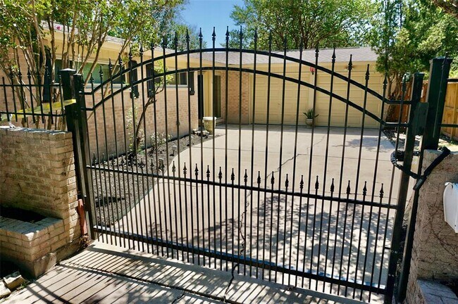 Foto del edificio - 9307 Meadowcroft Dr
