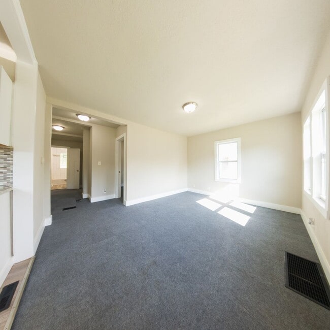 Building Photo - Gorgeous 4 Bedroom 1 Bath Home - Pyramid P...
