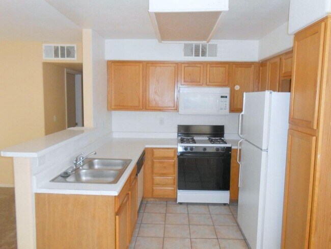 Building Photo - Spacious 2 bedroom Upstairs Condo in Gated...