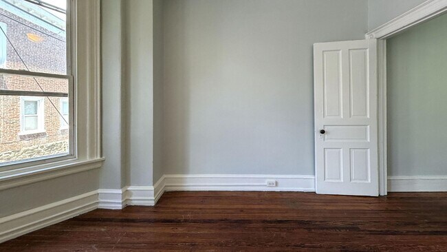 Foto del edificio - 435 E Walnut Ln