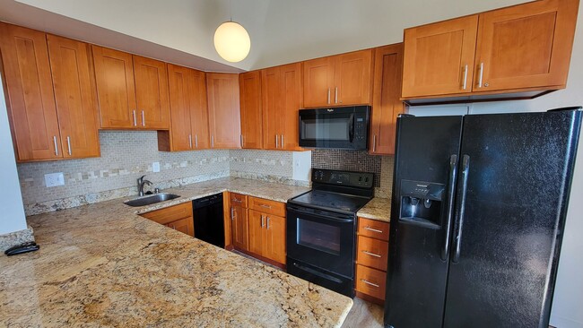 Building Photo - Unique 2 bedroom 1 bath in the Makaha vall...