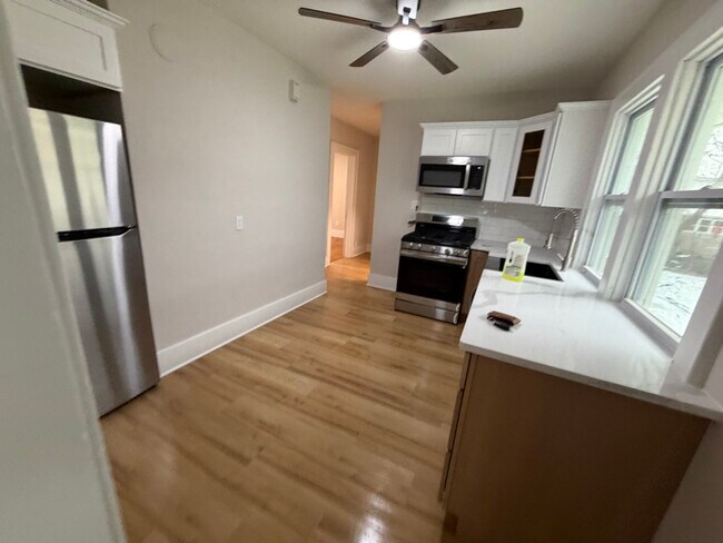 Foto del edificio - 513-15 Tennyson Ave