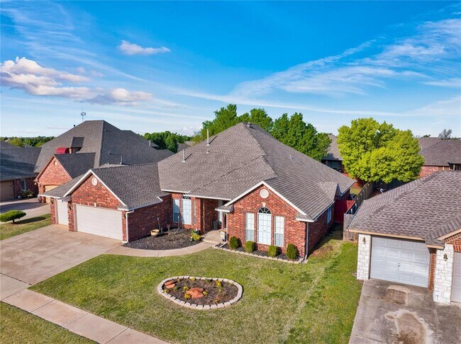 Building Photo - 17105 Gladstone Ln