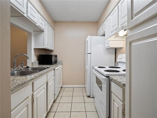 Building Photo - 400 Voters Rd