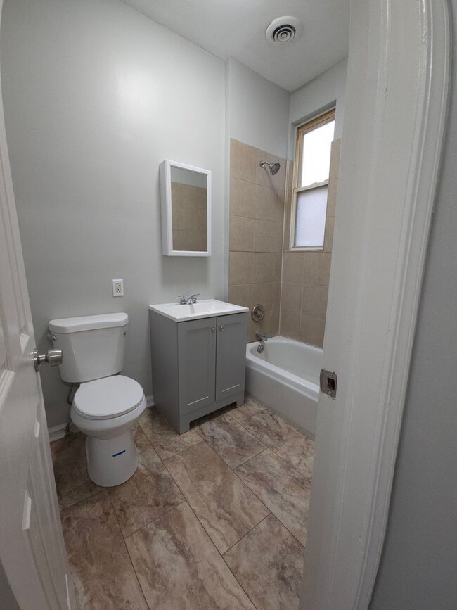 Building Photo - Great 2 Bedroom unit, with a Wonderful Man...