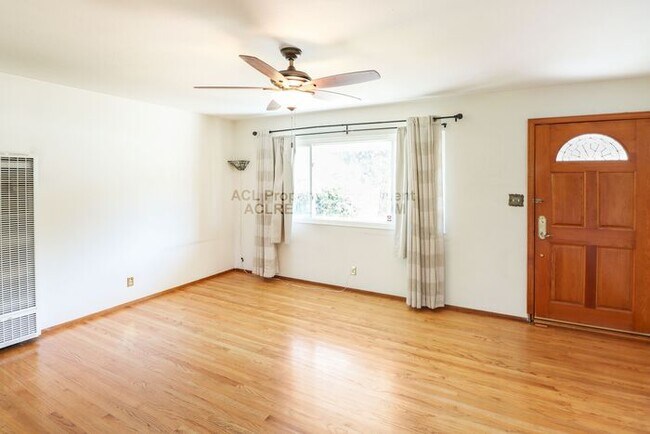 Foto del edificio - Beautiful, Perfectly located Hayward Home w/ lush and spacious garden.