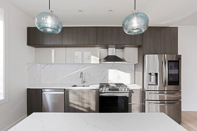 Foto del edificio - 7729 N Eastlake Terrace