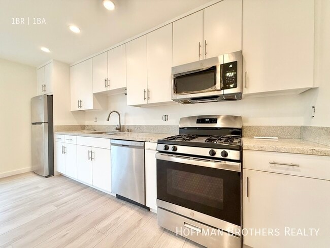 Building Photo - 3245 Drew St