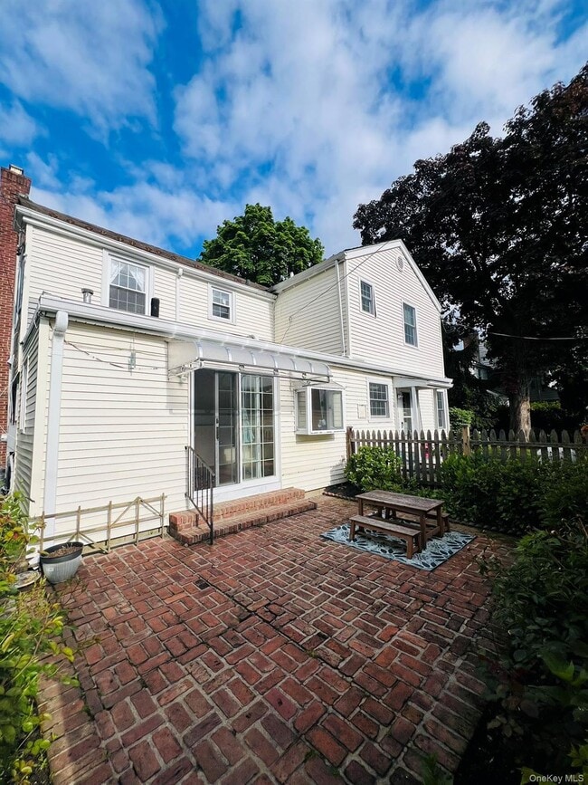 Building Photo - 19 Travers St