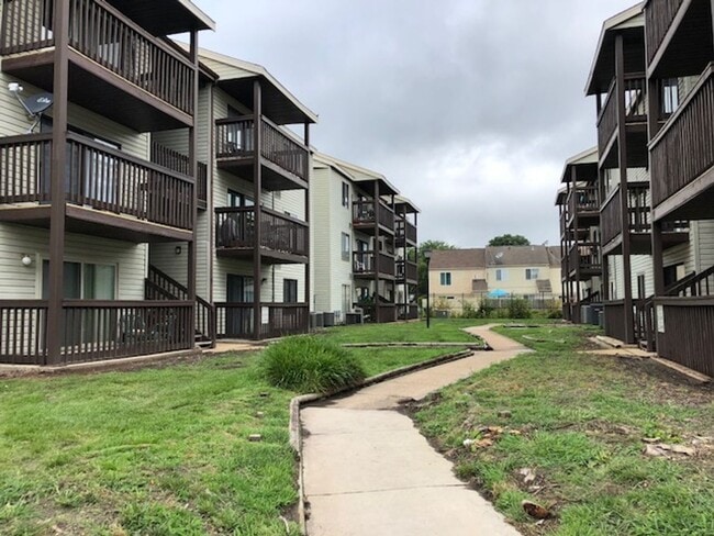Building Photo - Beautiful 2 Bedroom Condo in Hampton Club ...