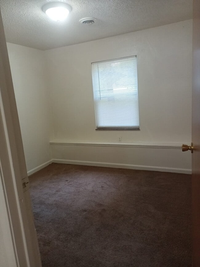 Building Photo - 1050 Plaza Ct N