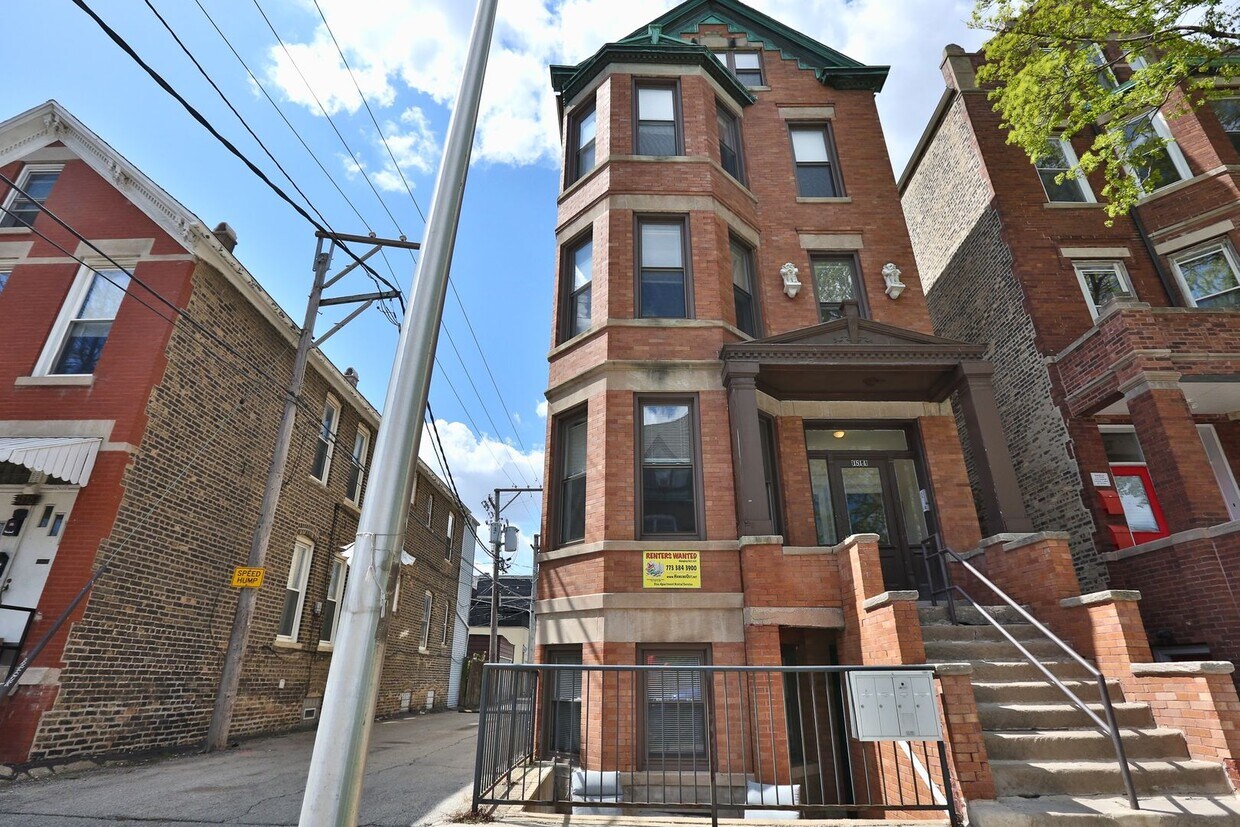 Bucktown 2bed/1bath...NEXT TO THE 606 TRAIL! In-Unit Laundry & Central Air! - Bucktown 2bed/1bath...NEXT TO THE 606 TRAIL!  In-Unit Laundry & Central Air!