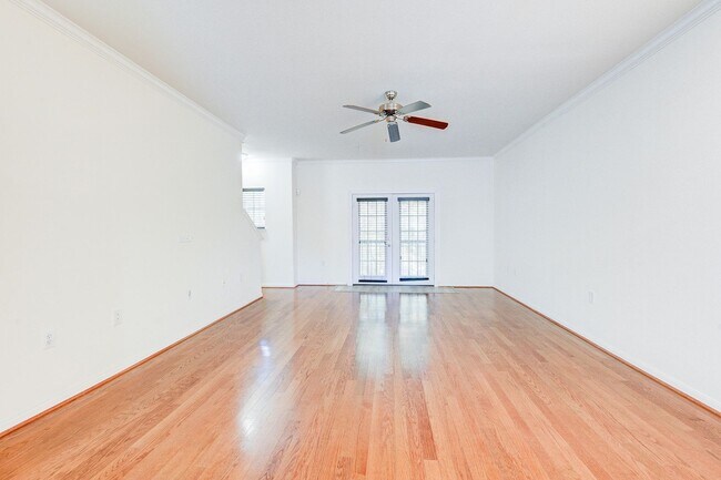 Building Photo - Home in a gated community with no back nei...