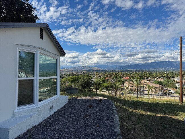 Vista desde el jardín delantero. - 1390 Prospect Dr