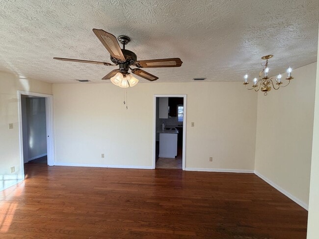 Building Photo - 3 Bedroom/2 Bath home