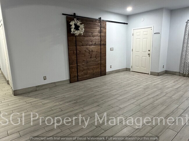 Building Photo - 670 E Palo Verde St