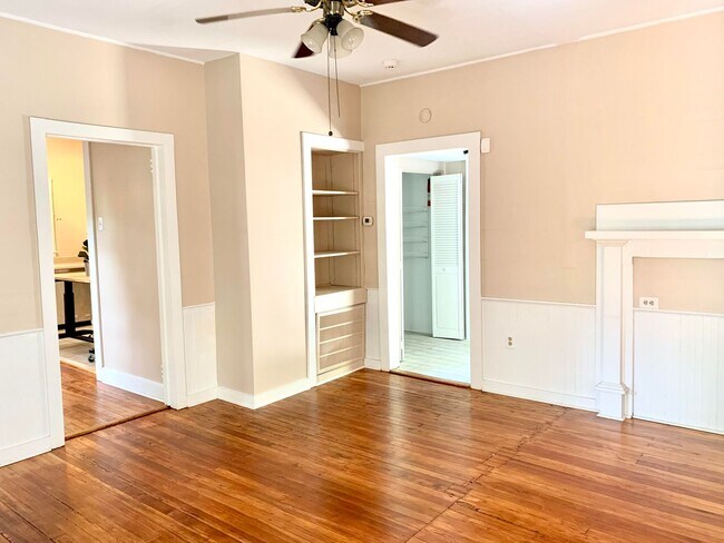Building Photo - Charming 2 bedroom, 2 bath home, with deta...