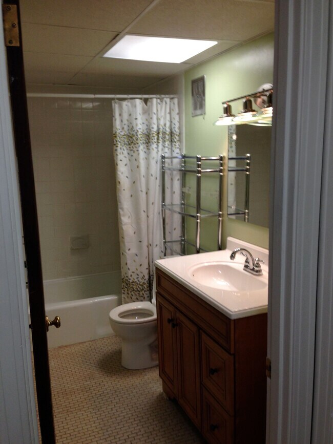 Bathroom - 6016 Walnut St