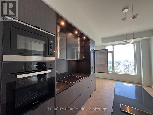 Building Photo - 11 Yorkville Ave