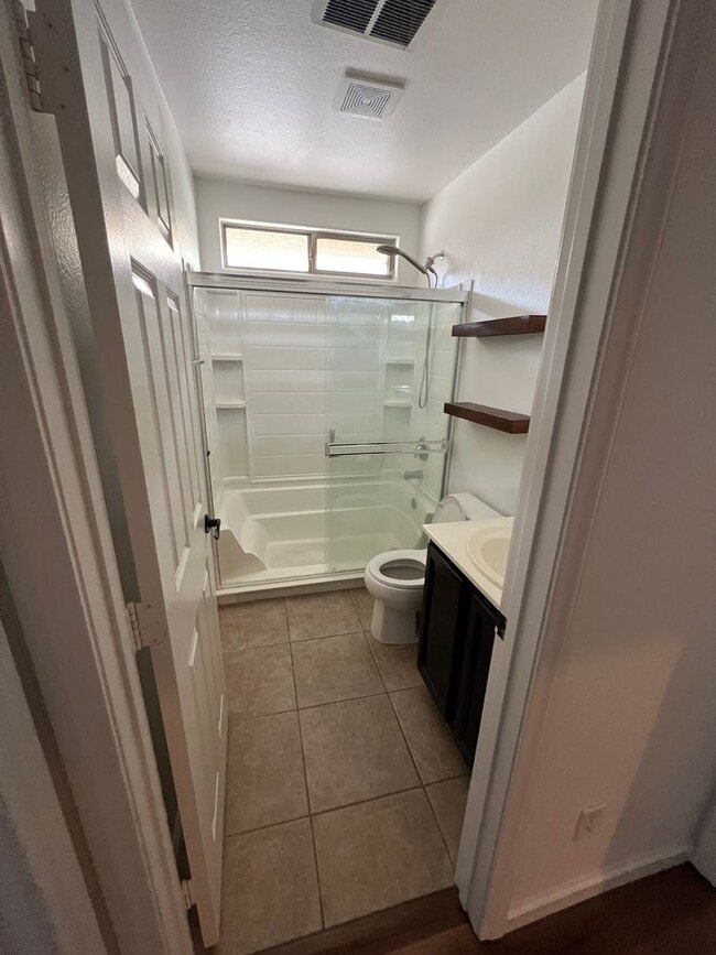 Building Photo - GORGEOUS 3 BEDROOM 2BATH HOME