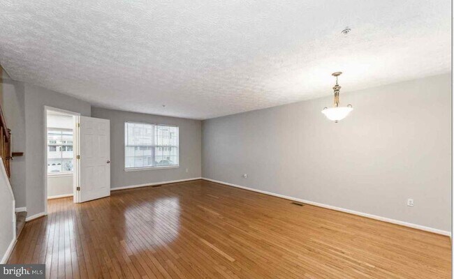 Foto del edificio - 16116 Edenwood Dr