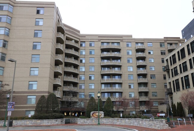 Foto del edificio - 1 + 1 w/Parking in downtown BETHESDA!