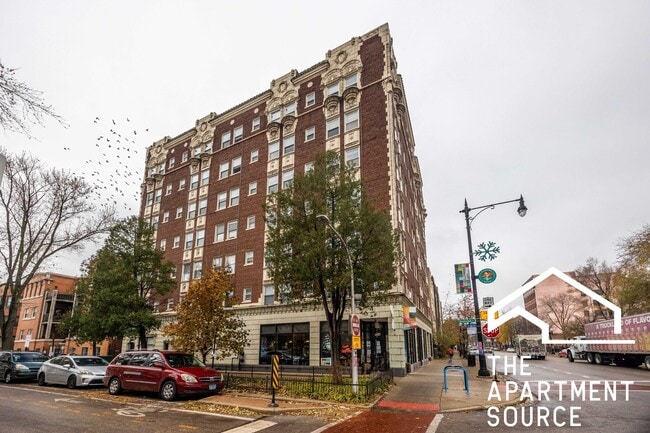 Building Photo - 6930 N Greenview Ave