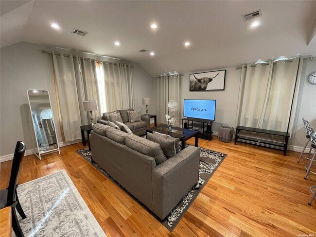 Foto del edificio - 249-11-249147 147th Rd