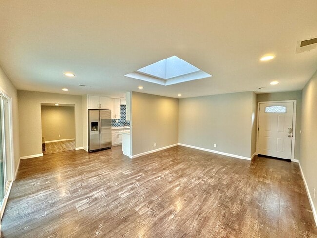Building Photo - Great 4B/2BA House in Oceanside!