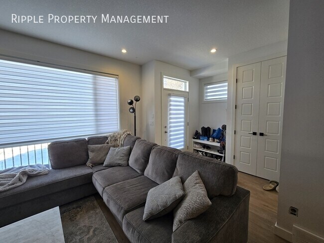 Photo du bâtiment - MODERN & SPACIOUS 3 BEDS, 3.5 BATHS TOWNHOUSE | EXCLUSIVE ROOF-TOP PATIO