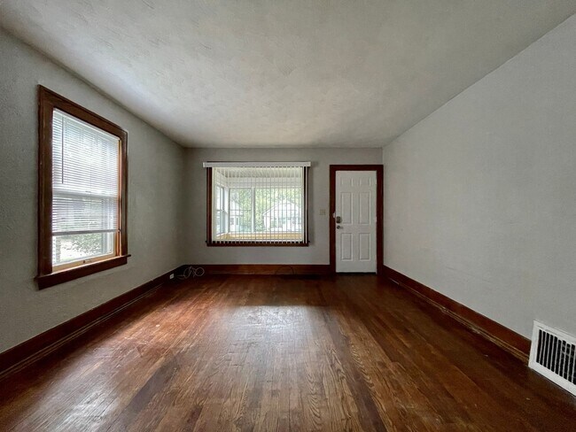 Building Photo - 839 W Larch Ave