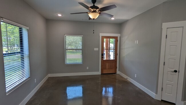 Foto del edificio - 405 E Shepherd St