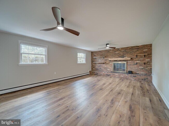 Building Photo - 705 Main Dr