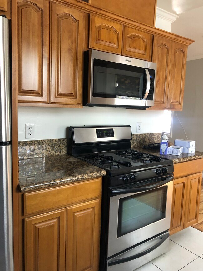 Building Photo - 711 N Griffith Park Dr