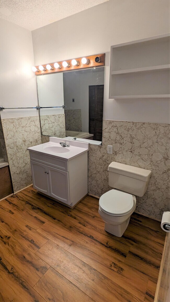 Building Photo - 905 W Elizabeth St