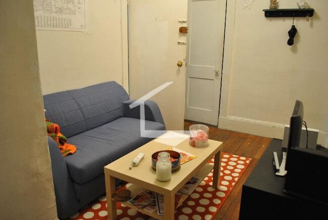 Photo - Sunny two bed, Large bedrooms, great kitchen Apartment