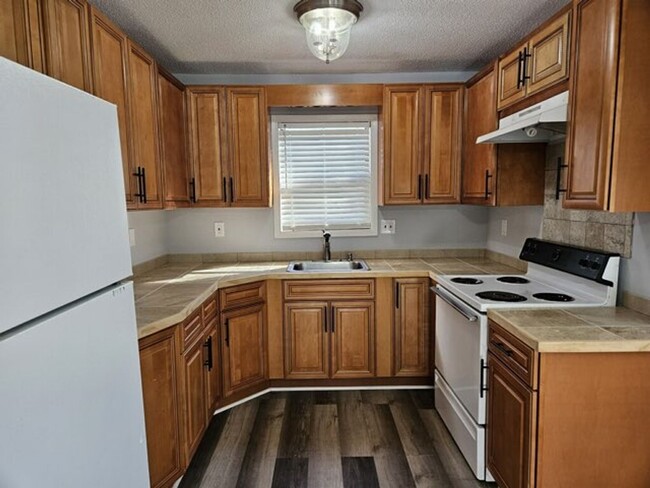 Building Photo - Recently Renovated Condo for Rent!