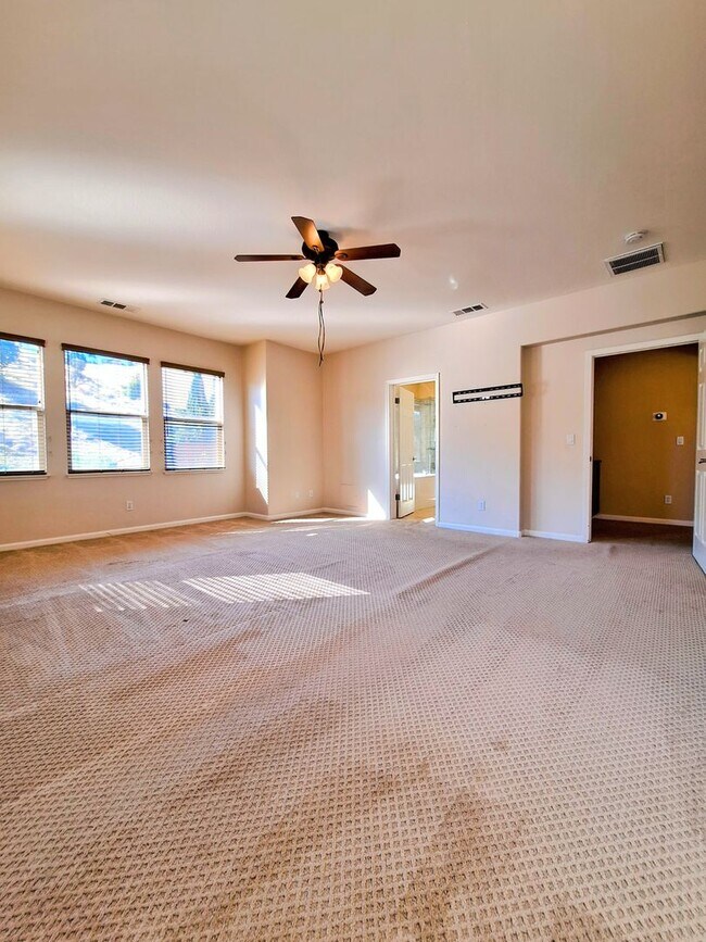 Foto del edificio - Beautiful & Spacious 5bd House w/In-law Suite on 1st Floor