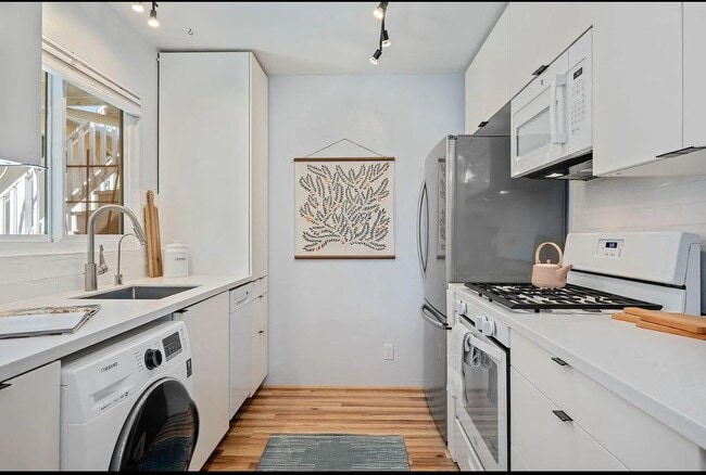 Building Photo - Stylish beautiful one bedroom