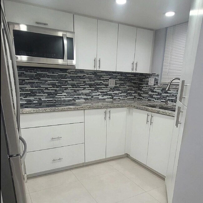 Building Photo - 210 Fontainebleau Blvd