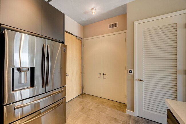 Foto del edificio - Fully Furnished 4th-Floor Condo with Stunn...