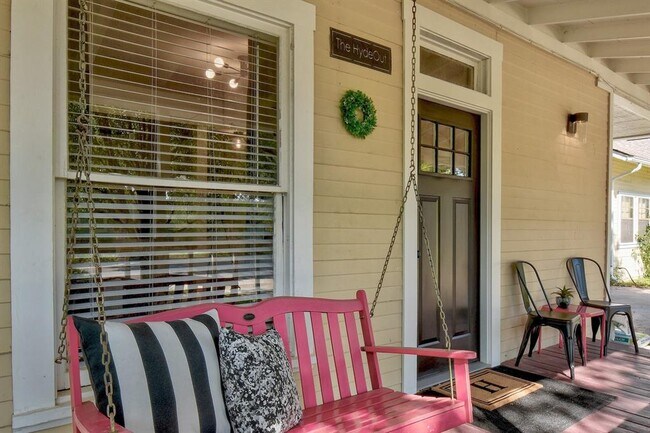 Building Photo - 712 E 44th St