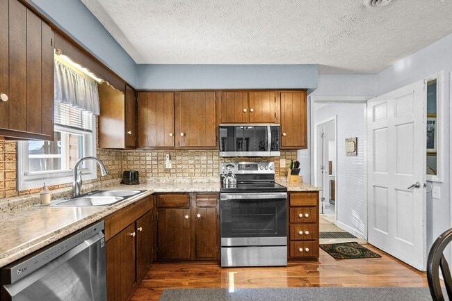 Foto del edificio - 4 Bed/2 Bath Furnished Single Family Home in Surfside 1 Mile to the Beach By Golf Cart!