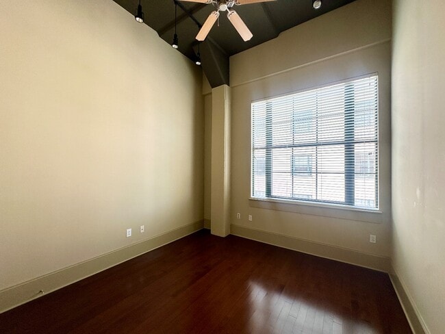 Building Photo - Beautiful 1 Bedroom Apartment Downtown