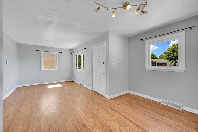 Building Photo - $2,395.00 - 3 Bedrooms, 1 Bathroom, Single...