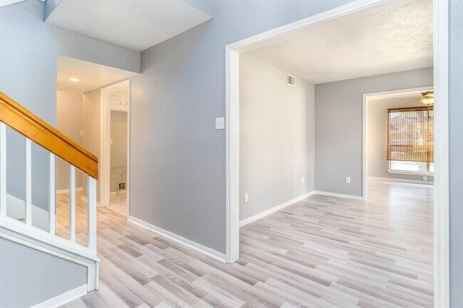 Foto del edificio - 5019 Dawn Lily Dr